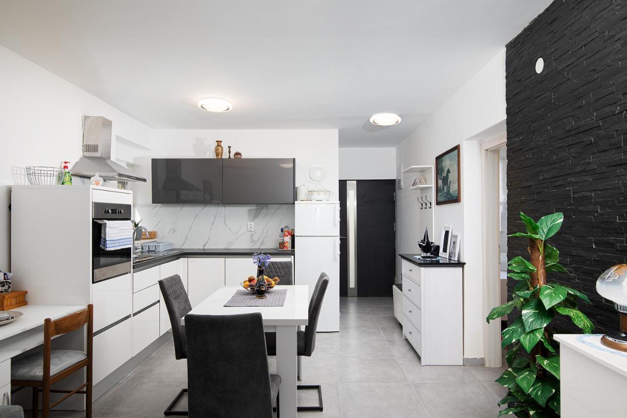 Sea View With Free Parking Appartement Pula